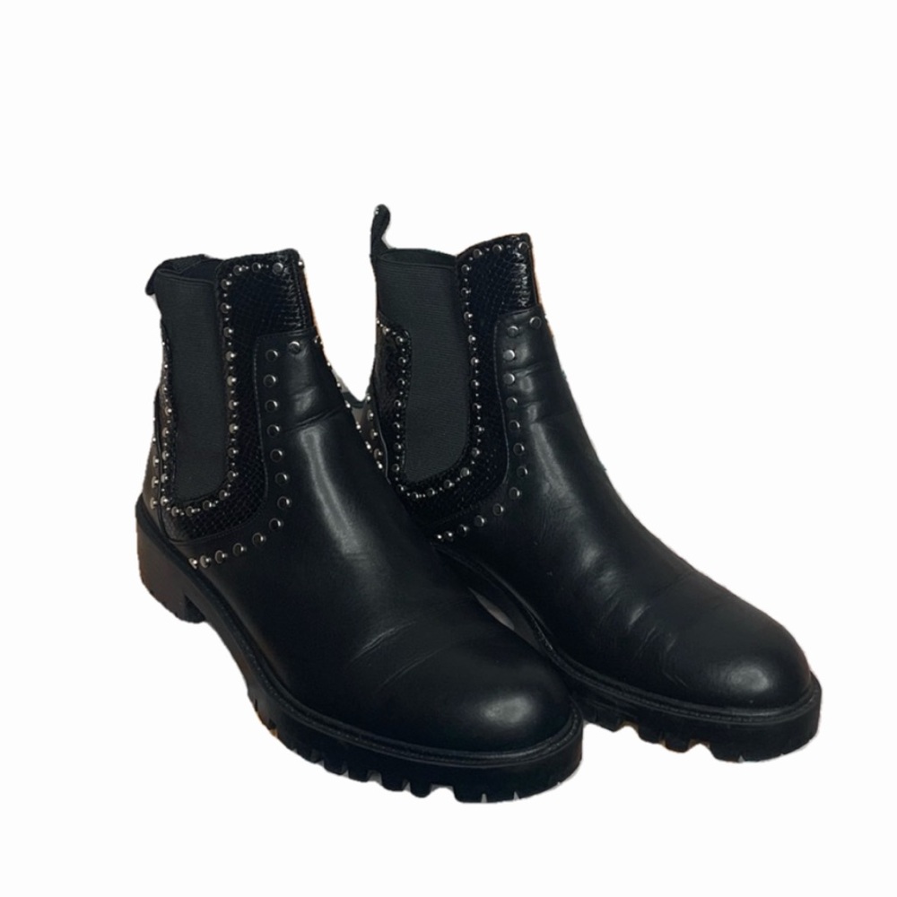 Flat ankle boots with studs